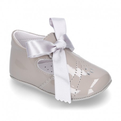 Angelito Para Bebés Con Lengüeta Y Lazo En Piel Charol. 18 Gris Perla