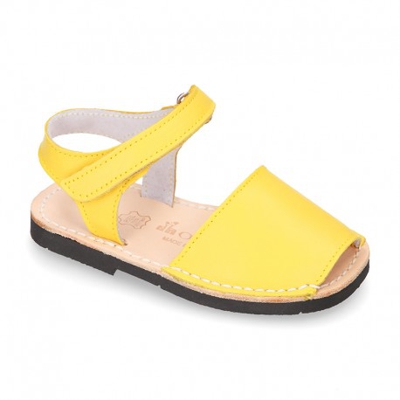 Menorquina Niños Piel Extra Suave Cierre Adherente Y Piso Flexible. 30 Amarillo