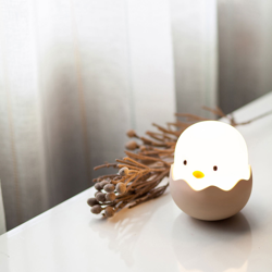 Lámpara nocturna LED Eggy Egg con batería en oferta