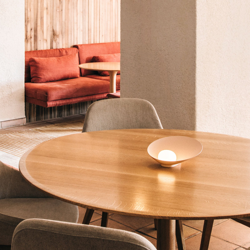 Vibia Musa 7402 lámpara de mesa LED tumbada salmón precio