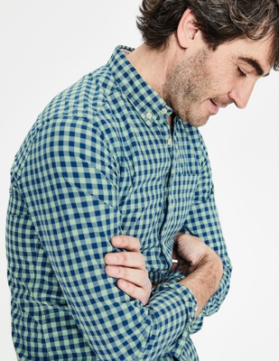 STÜCKGEFÄRBTES HEMD MIT SCHMALER PASSFORM