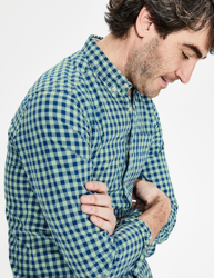 STÜCKGEFÄRBTES HEMD MIT SCHMALER PASSFORM características