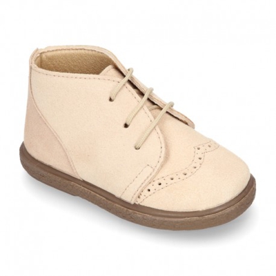 Botita Niños Con Cordones Y Picados En Piel Serraje. 32 Beige