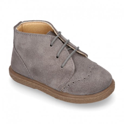 Botita Niños Con Cordones Y Picados En Piel Serraje. 34 Gris características