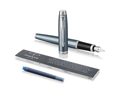 PARKER IM, pluma estilográfica de color gris azulado claro, con plumín mediano y recambio de tinta azul, en blíster (1975551)