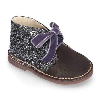 Botita Safari Niña En Piel Serraje Con Glitter Y Lazos De Terciopelo. 31 Gris