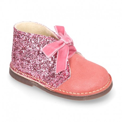 Botita Safari Niña En Piel Serraje Con Glitter Y Lazos De Terciopelo. 27 Rosa