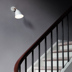 AndTradition Bellevue AJ9 pared blanca/latón características