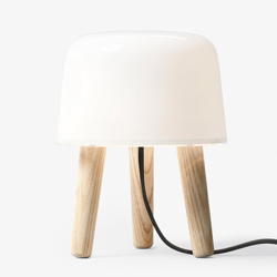 AndTradition Milk NA1 lámpara mesa, fresno natural en oferta