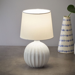 Lámpara de mesa Melanie, blanca en oferta