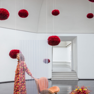 UMAGE Eos medium lámpara colgante plumas rojo