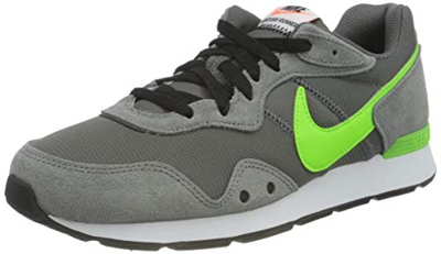 Nike Venture Runner, Zapatillas para Correr Hombre, Iron Grey Electric Green Particle Grey White Hyper Crimson Black, 46 EU
