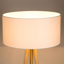 Lámpara de pie Corralee trípode madera blanca en oferta