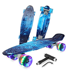 BELEEV Skateboard 55cm/22inch para Principiantes Adultos y Niños, Mini Cruiser Skateboard con All-in-One Skate T-Tool, Skateboard con 4 LED PU Ruedas en oferta
