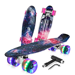 BELEEV Skateboard 55cm/22inch para Principiantes Adultos y Niños, Mini Cruiser Skateboard con All-in-One Skate T-Tool, Skateboard con 4 LED PU Ruedas características