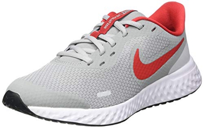 NIKE Revolution 5 (GS), Running Shoe Unisex Adulto, Gris (Light Smoke Grey/University Red-Photon Dust-White), 38.5 EU