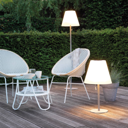 Lámpara de pie LED solar 894547 con pie de metal características