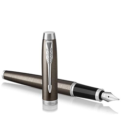 PARKER IM, pluma estilográfica color café oscuro, con plumín mediano y recambio de tinta azul (1931657) características