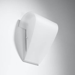 Aplique Satino con un bonito efecto de iluminación en oferta