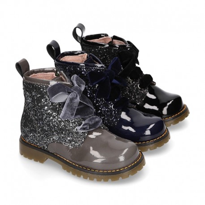 Botita Rockera Niña Lazos Terciopelo En Piel Charol De Colores Con Glitter. 34 Gris