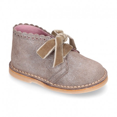 Bota Safari Niña Con Cordones De Terciopelo Y Ondas En Piel Con Brillos. 20 Gris