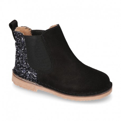 Botín Niños Con Elástico Y Talonera Glitter En Piel Serraje. 26 Negro
