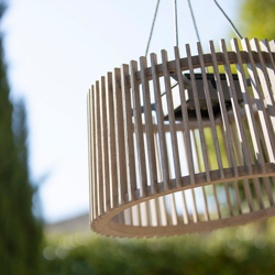 Lámpara pie LED solar Skaal, pie piedra volcánica características