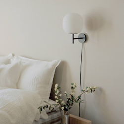 New Works Lantern Small aplique, vidrio opalino en oferta