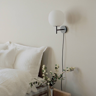 New Works Lantern Small aplique, vidrio opalino