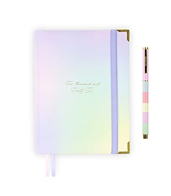 Agenda Anual 2022 - Lara - Día Página - 416 páginas - Tamaño A5 - 15 x 20 cm - Idioma: Español-Inglés - Incluye Bolígrafo, pegatinas y un bolsillo por