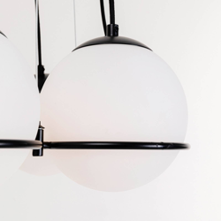 KARE Globes lámpara colgante en blanco y negro características