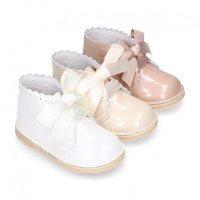 Bota Safari Niñas Ceremonia Con Cordones Seda Y Ondas En Piel Charol. 18 Blanco