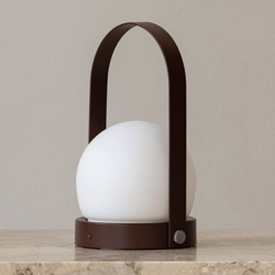 Menu Carrie lámpara decorativa batería IP44, negro en oferta