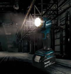 Makita DML815 lámpara batería LED 18V inclinable en oferta