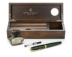 Diplomat Excellence A2 Evergreen - Juego de pluma estilográfica (plumín de acero inoxidable M, tinta en vaso de tinta, convertidor de tinta y bandeja  características