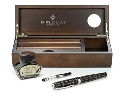 Diplomat Excellence A+ - Juego de pluma estilográfica con tinta en vaso de tinta, convertidor de tinta y bandeja para rotuladores de madera, color wen