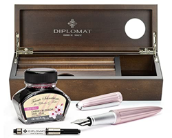 Diplomat Aero - Juego de pluma estilográfica (plumín de acero inoxidable, tinta de color a juego en el vaso de tinta, convertidor de tinta y bandeja p características