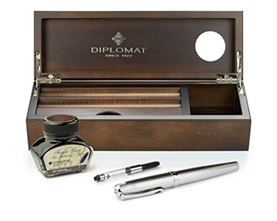 Diplomat Excellence A2 Guilloched Chrome M - Juego de pluma estilográfica con tinta en vaso de tinta, convertidor de tinta y bandeja para rotuladores 