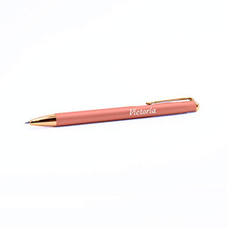 Bolígrafo PERSONALIZADO con Nombre o Texto | Color Rosa con textura mate | Bolígrafo Personalizado con detalles acoplados en Rose Gold y grabados a lá precio