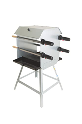 Barbacoa de madera con 4 brochetas, incluye motores a pilas para 52 raciones de pincho giratorio, parrilla de mangal, dimensiones montada: 86 cm x 53  en oferta