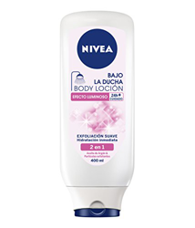 NIVEA Bajo La Ducha Body Loción Efecto Luminoso (1 x 400 ml), loción hidratante con aceite de argán, loción corporal con partículas exfoliantes para p en oferta