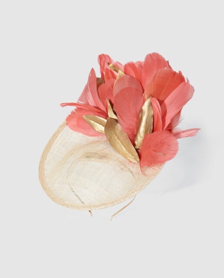 Dmaniq - Diadema Con Platillo De Sinamay Con Plumas En Tono Coral