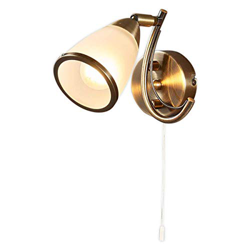 Atractivo aplique Irma, latón antiguo en oferta