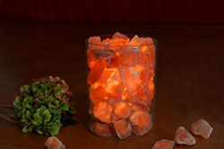 Ascuas de cristal salino en recipiente de vidrio características