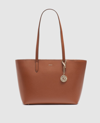 DKNY - Tote Mediano De Piel Vacuna En Marrón Con Colgante características