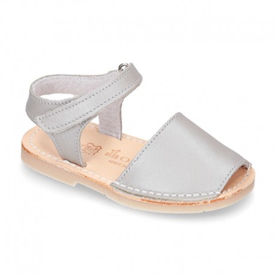 Menorquina Velcro En Piel Suave Nacarada Y Suela Flexible. 30 Gris Perla