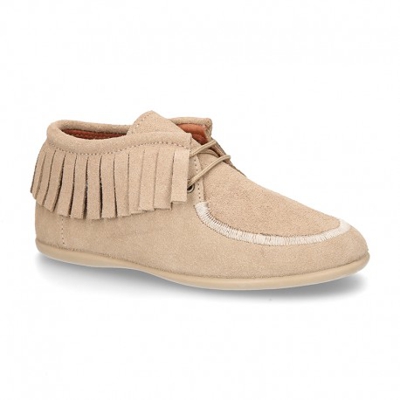 Botita Tipo Walabi Con Cordones Y Flecos En Serraje. 27 Beige