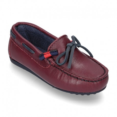Mocasín Estilo Náutico Con Lazos Y Bandera En Piel En Color Burdeos. 34 Burdeos