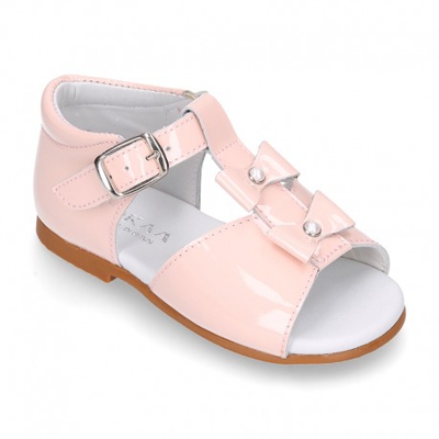 Sandalia Peques En Forma De T Con Dos Lazos Y Perlas En Piel Charol. 21 Rosa