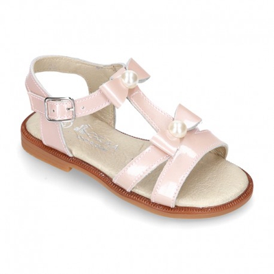 Sandalia Niña En Forma De T Con Lazos Y Perlas En Piel Charol Nacarado. 28 Rosa
